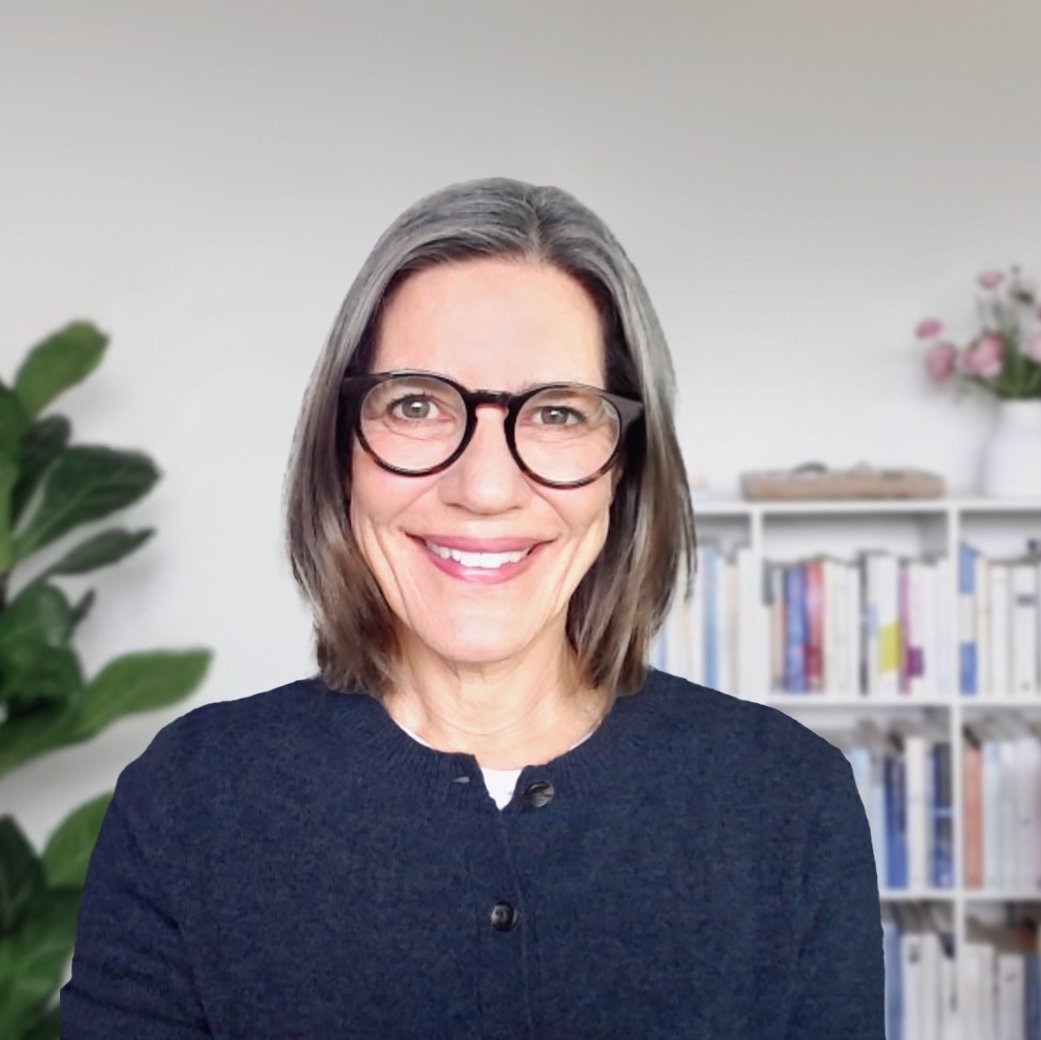 kate-james-leadership-coach Kate James in front of bookcases.